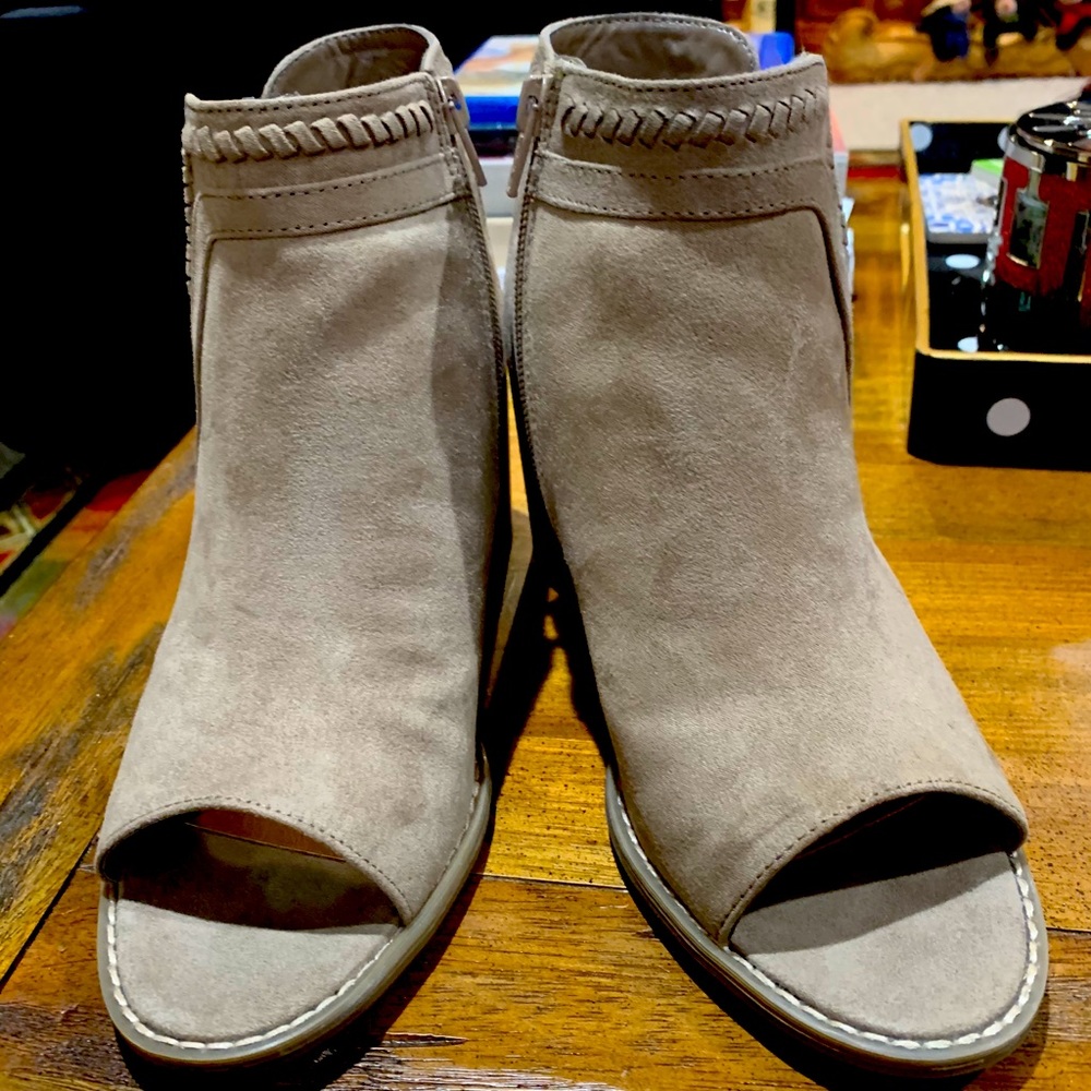 NWOT Open toed zippered mules